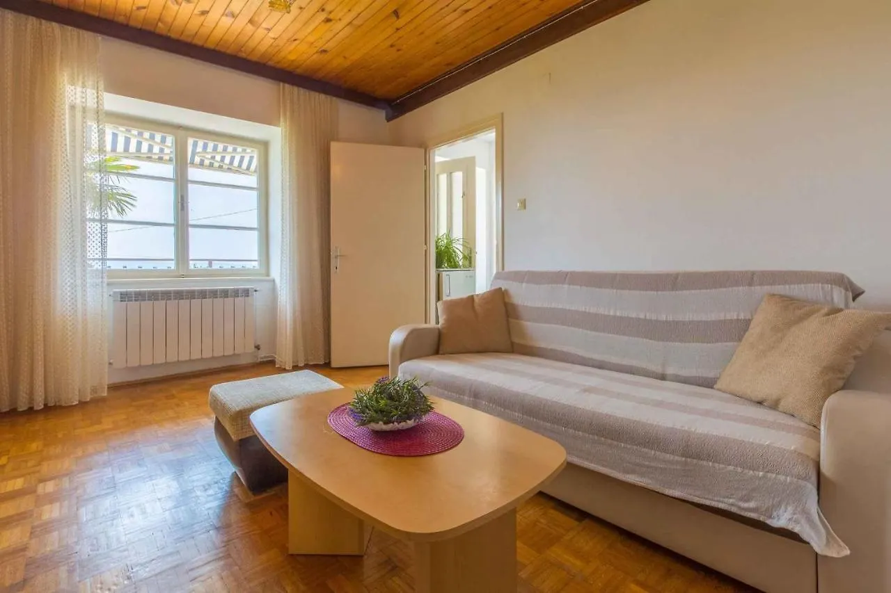 Apartment In Dramalj 5753